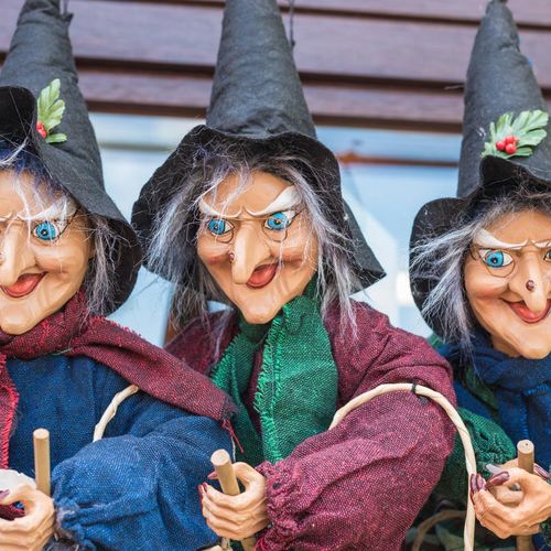 Hexen Figuren Besen Märchen Sagen Urlaub Harz